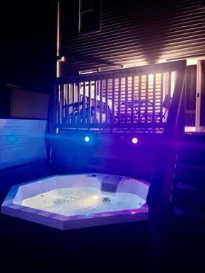 Modern Vac Home, private Hot tub, close to airport